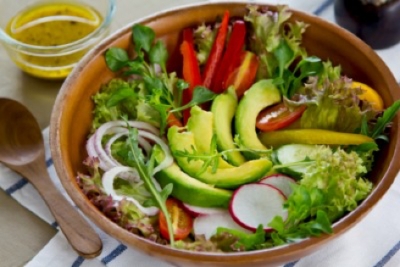 Come si prepara l’insalata gustosa che sgonfia la pancia e depura l’organismo